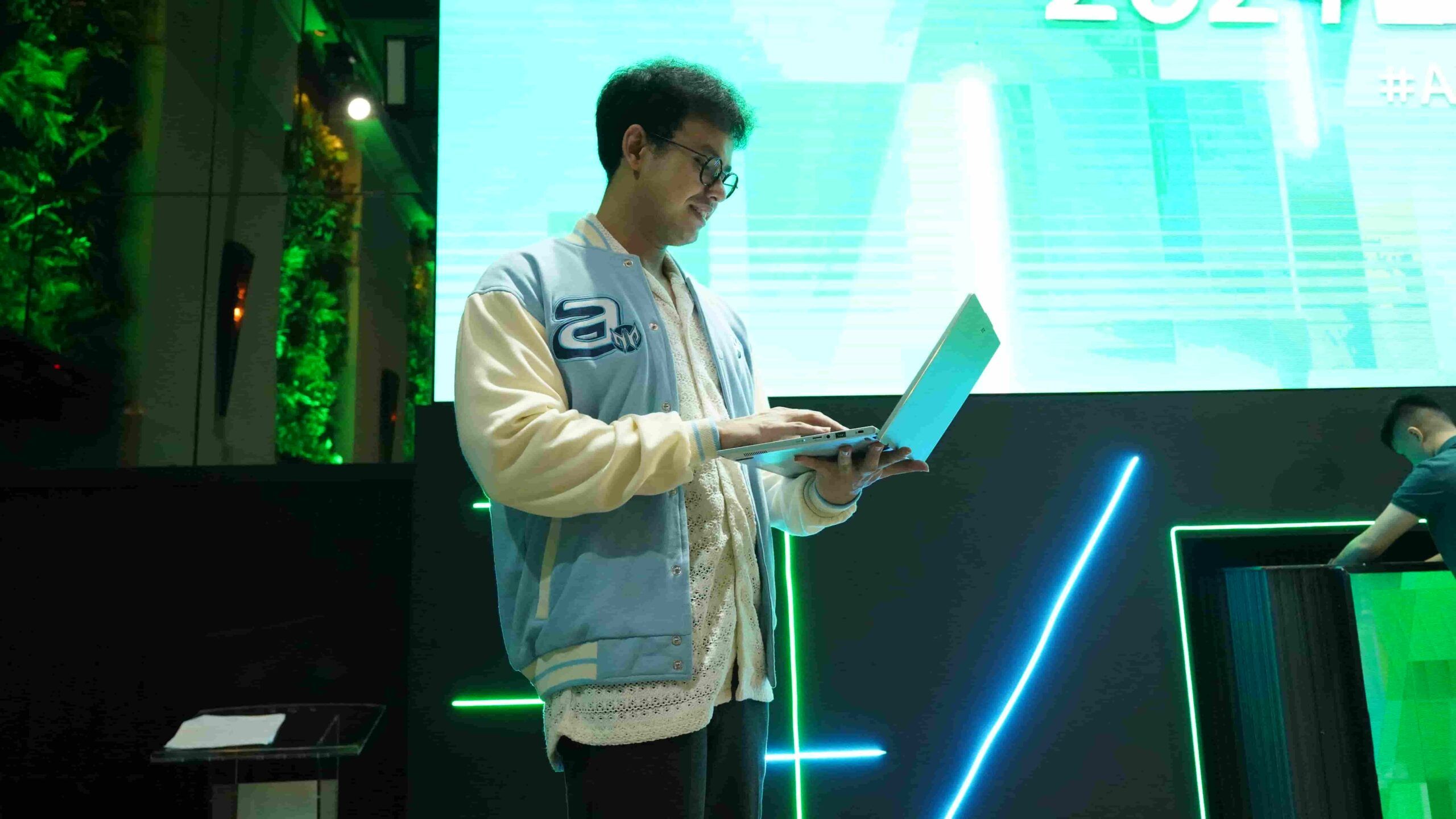 Ananta Vinnie, Music Producer & DJ, bersama Laptop Acer Swift GO 14 AI