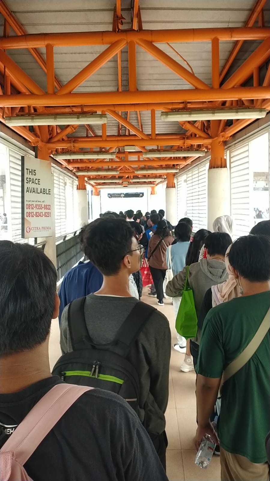 Antrian menunggu shuttle bus