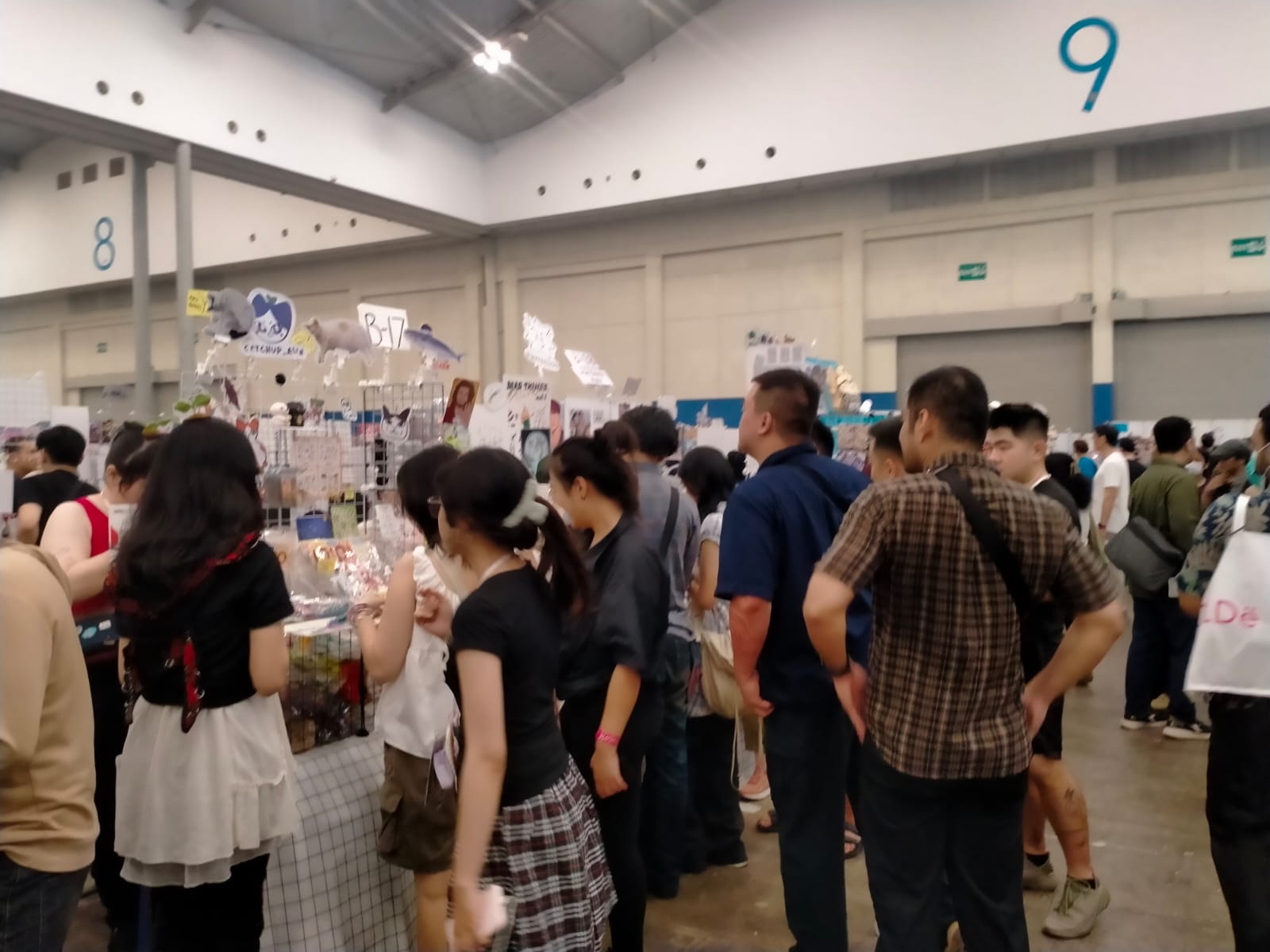 Booth yang ramai pengunjung