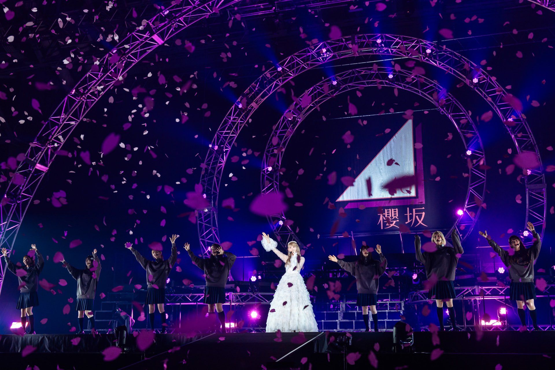 Bunga Sakura berguguran mengiringi Koike Minami