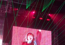 Dokumentasi in-stage konser YOASOBI