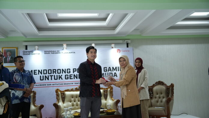 Garena Indonesia bersama Kepala Sekolah SMK Negeri 7 Jakarta Timur