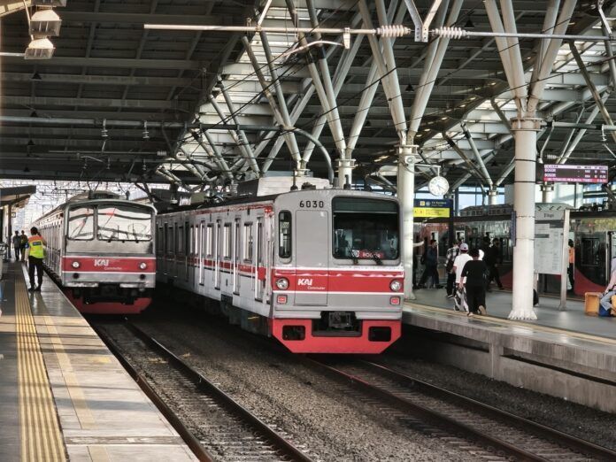 krl commuter line indonesia tm 6030 tm 6030 stasiun bekasi