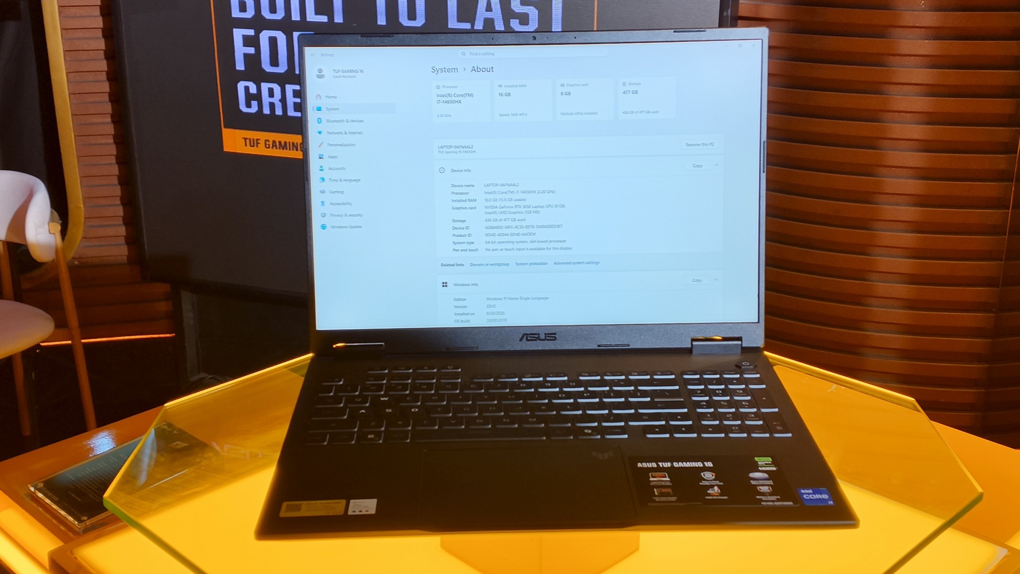 Tampilan laptop ASUS TUF Gaming 16 (FX610)